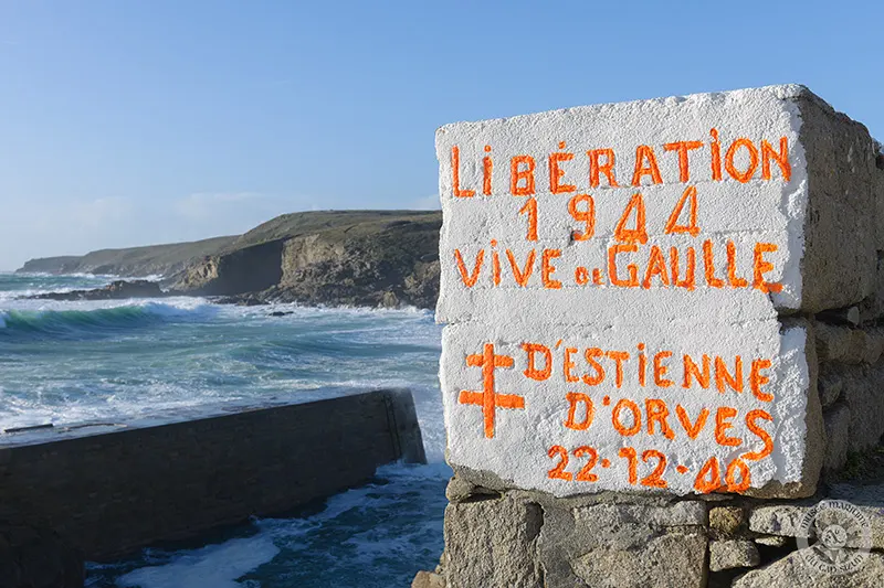 sur-le-mur-surplombant-la-digue-une-inscription-liberation-1944-vive-de-gaulle