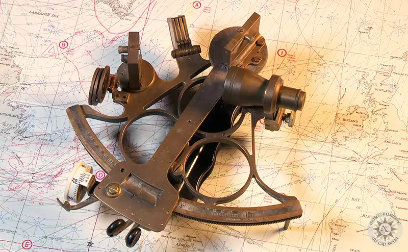 sextant-sur-carte-de-navigation-maritime